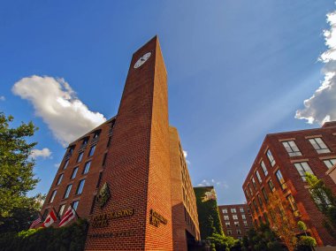 Washington, D.C.Usa - 05 Ağustos 2012: düşük açılı görünümünü Four Seasons Hotel Georgetown'da mavi gökyüzü altında