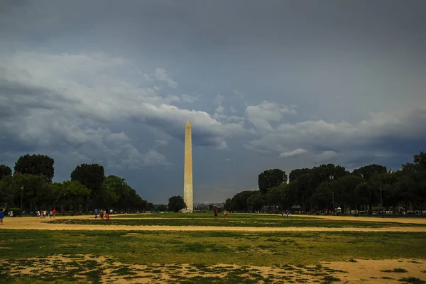 Washington Monument under dramatic evening sky, Washington DC, EE.UU. — Foto de Stock