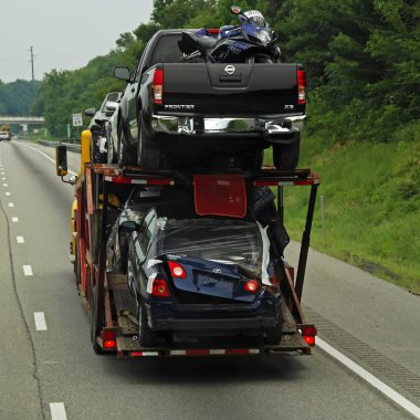 New Jersey, Amerika Birleşik Devletleri - 09 Ağustos 2012: bir kamyonla karayolu üzerinde hasarlı otomobil