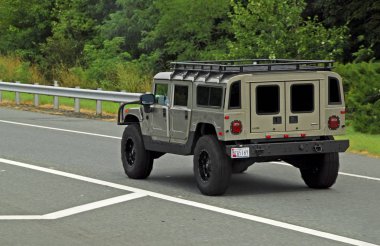 New Jersey, Amerika Birleşik Devletleri - 09 Ağustos 2012: yeşil Hummer H1 bir karayolu üzerinde