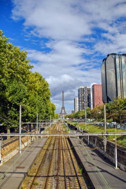 Arka planda, Paris, Fransa, tren istasyonu ile yüksek katlı binalar Left Bank ve Eyfel Kulesi Eyfel Kulesi Beaugrenelle parça tren