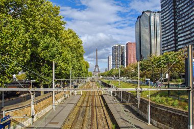 Arka planda, Paris, Fransa, tren istasyonu ile yüksek katlı binalar Left Bank ve Eyfel Kulesi Eyfel Kulesi Beaugrenelle parça tren