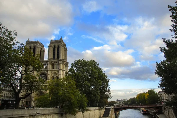 Καθεδρικός Ναός Notre Dame Paris Και Στον Ποταμό Σηκουάνα Ενάντια — Φωτογραφία Αρχείου