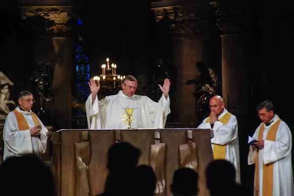 Paris, Frankrike - oktober 01, 2008: Präster ordinationer i katedralen Notre-Dame de Paris — Stockfoto