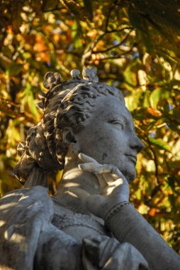 Heykeli Angouleme Marguerite 1492-1549 Jardin du Luxembourg Paris Fransa düşük açılı görünüş