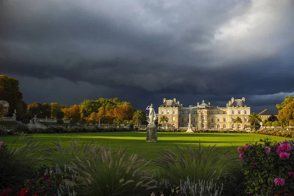 Palácio e Jardim do Luxemburgo contra o céu dramático, Paris, França — Fotografia de Stock