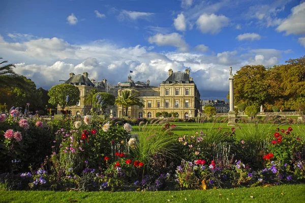 Pałac luksemburski i ogród przeciw błękitne niebo z piękne chmury, Paryż, Francja — Zdjęcie stockowe