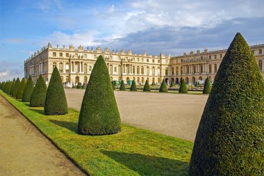Chateau Versailles bahçe ve park Ile de france France Avrupa önünde satır koni yeşil köknar