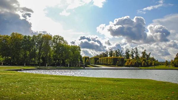 Yvelines Francji parku pałacu wersalskiego, wpisanym na listę światowego dziedzictwa Unesco Canal Grande — Zdjęcie stockowe