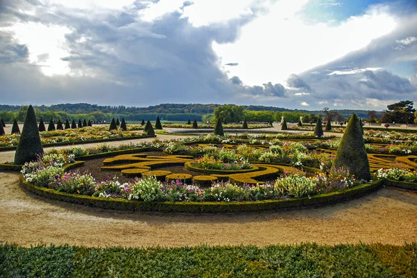 Παρτέρι κήπους του Chateau de Versailles ή το παλάτι των Βερσαλλιών, Βερσαλλίες, Ιλ ντε Φρανς, Γαλλία — Φωτογραφία Αρχείου