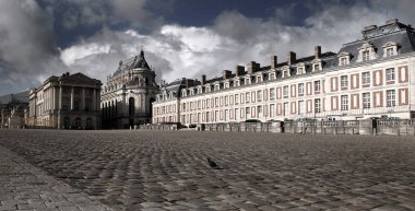 Chateau de Versailles önünde yürüyüş güvercin: Sarayı giriş. Ile de France. France Europe