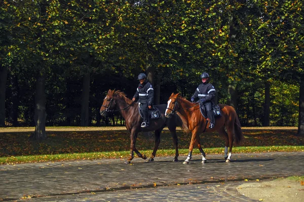 Francia, Versalles - 03 de octubre de 2008: Policía de caballos en Jardines del Chateau de Versalles o Palacio de Versalles, ile-de-France —  Fotos de Stock