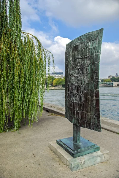 Paris, França - 23 de setembro de 2008: margens do rio Sena classificadas como Património Mundial pela UNESCO, Quai Saint Bernard com Musee de la sculpture — Fotografia de Stock
