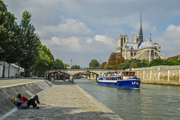 Παρίσι, Γαλλία - 23 Σεπτέμβριος 2008: Νοτρ Νταμ de Παρίσι βρίσκεται κατά μήκος του ποταμού Σηκουάνα — Φωτογραφία Αρχείου