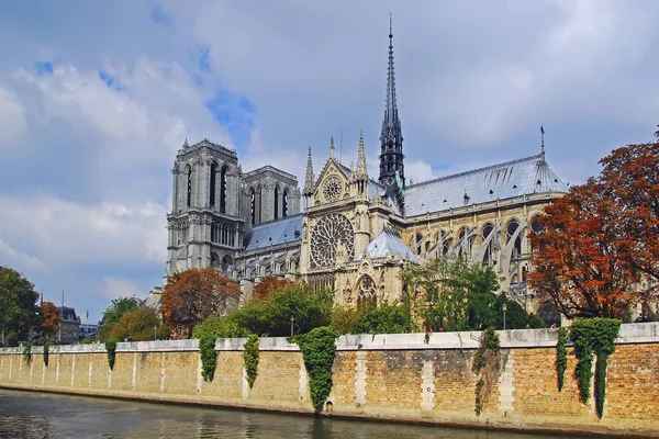 Notre Dame de Paris localizado ao longo do Rio Sena, em Paris, França — Fotografia de Stock