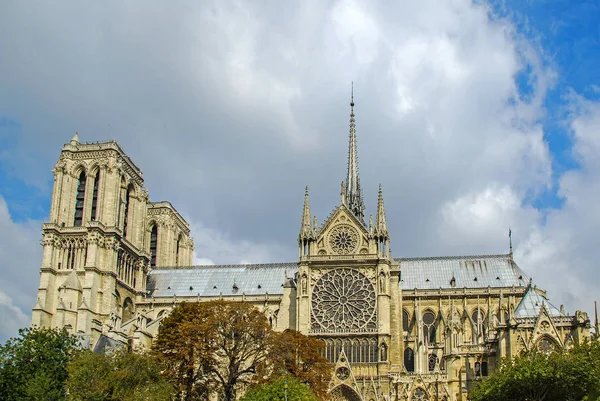 Notre Dame de Paris situado a lo largo del río Sena en París, Francia —  Fotos de Stock