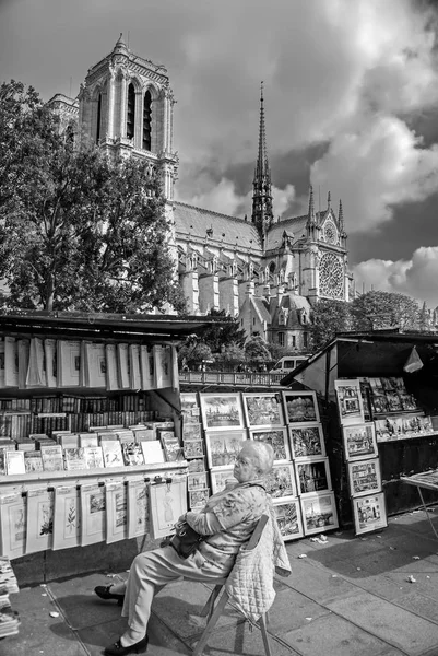 Paris, Fransa - 23 Eylül 2008: yaşlı kadın satan Hatıra Eşyası Notre Dame de Paris önünde Seine Nehri boyunca yer alan — Stok fotoğraf