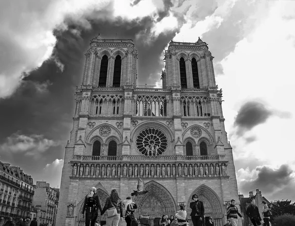 Paris, França - 23 de setembro de 2008: Notre Dame de Paris localizada ao longo do Rio Sena — Fotografia de Stock