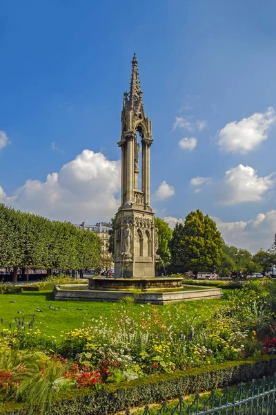 Plaza Jean XXIII y fuente Fontaine de la Vierge en el parque Frente a la Catedral de Notre Dame, París, Francia — Foto de Stock