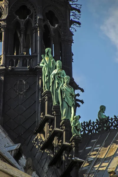 Esculturas en Notre Dame de Paris situado a lo largo del río Sena en París, Francia. Vista de ángulo bajo . — Foto de Stock