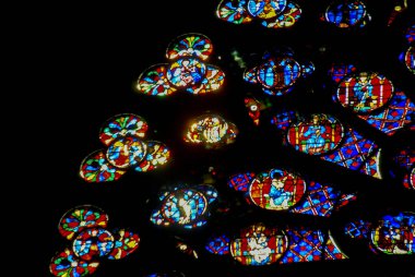 Paris, Fransa - 23 Eylül 2008: soyut parçası vitray gül pencere Katedrali Notre Dame de Paris, Ile de la Cite