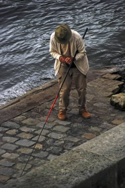 Havadan görünümü bir adamın sonbaharında bir kap Balık tutma-bir nehir. Seine Nehri, Paris, Fransa