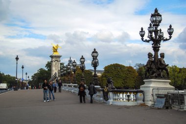 Paris, Fransa - 24 Eylül 2008: Alexandra III köprüde Seine Nehri ve içinde belgili tanımlık geçmiş Grand Palace