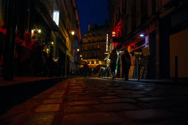 Paris, Fransa - 23 Eylül 2008: Latin Bölgesi, ticaret St Andre sokak alacakaranlıkta. düşük açılı görünümü sokak fotoğrafçılığı