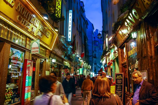 Paris, França - 23 de setembro de 2008: distrito latino, Commerce St Andre street at crepúsculo. fotografia de rua — Fotografia de Stock