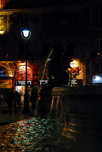 Paris, Frankreich - 23. September 2008: Silhouette geflügelter Löwe bei Nacht, fontaine saint-michel — Stockfoto