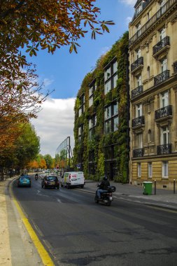 Paris, Fransa - 24 Eylül 2008: Musée du Quay Branly - yeşil bir büyük yeşil duvar ile bina