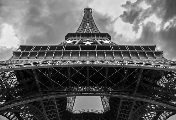De toren van Eiffel in zwart-wit. Tour Eiffel van onderen. Groothoek zicht van onder. Paris, Frankrijk — Stockfoto