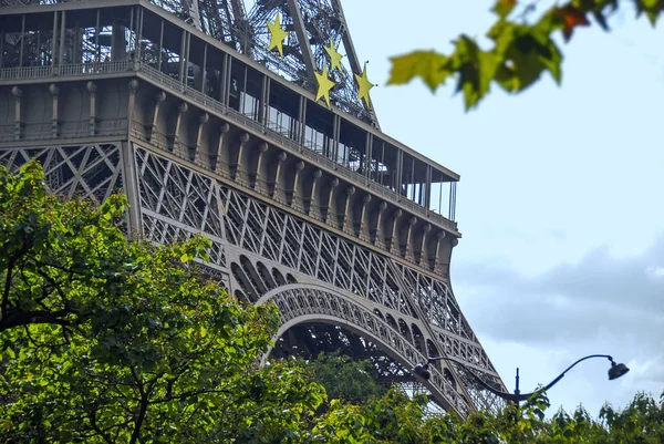 Eiffeltoren via groene bomen. Tour Eiffel. Paris, Frankrijk — Stockfoto