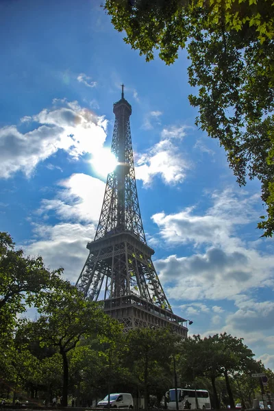 Эйфелева Башня Сквозь Зеленые Деревья Тур Эйфель Париж Франция — стоковое фото