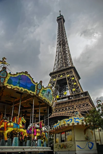 Paris, França - 24 de setembro de 2008: Tour Eiffel Tower Carousel Champ de Mars ao anoitecer — Fotografia de Stock