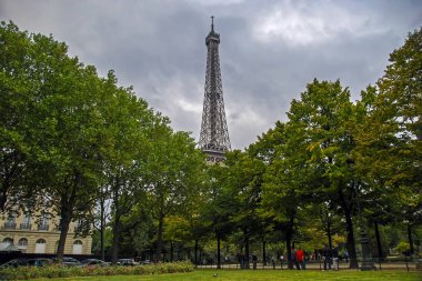 Tour Eiffel yeşil ağaçlar. Geniş açılı görünümü üzerinden altında. Paris, Fransa