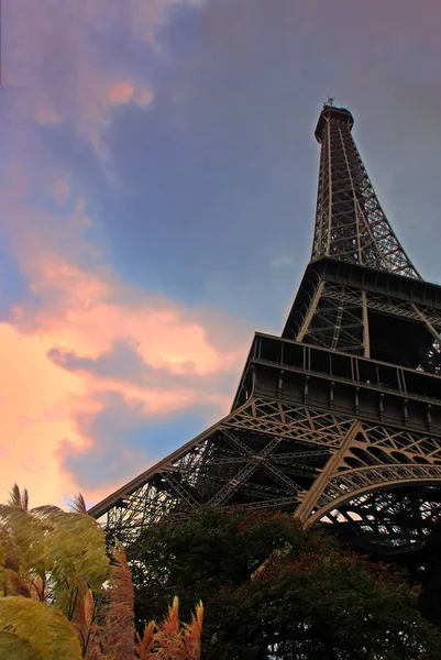 Tour Eiffel van onderen. Groothoek zicht uit onder bij zonsondergang. Paris, Frankrijk — Stockfoto