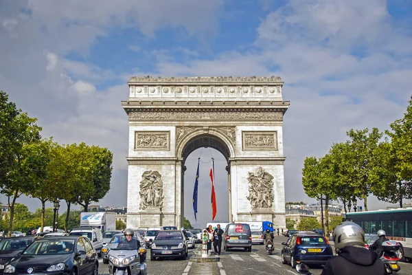 巴黎，法国-2008 年 9 月 25 日︰ 凯旋门和香榭丽舍大街 — 图库照片