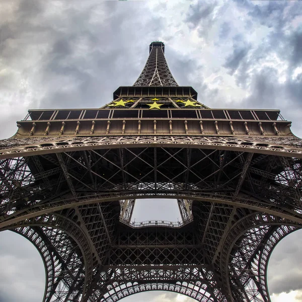 Tour Eiffel van onderen. Groothoek zicht van onder. Paris, Frankrijk — Stockfoto