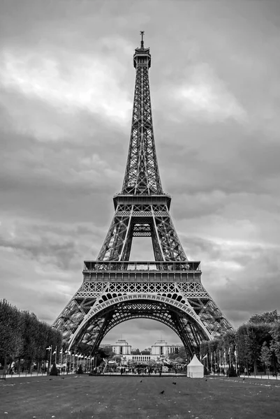 La bekeken tour Eiffel vanaf de Champ de Mars in Parijs, Frankrijk. zwart-wit fotografie — Stockfoto