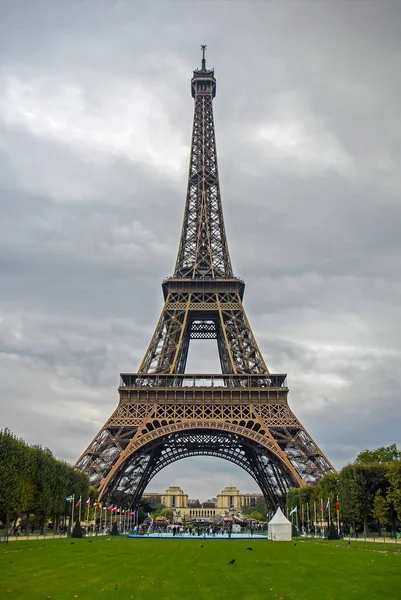 La tour Eiffel view from Champ de Mars in Paris, France — стокове фото