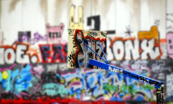 Una Cancha Baloncesto Urbana Centro París Escudo Baloncesto Con Graffiti — Foto de Stock