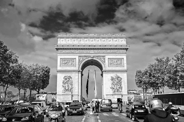 巴黎, 法国-2008年9月25日: 凯旋门和香榭丽舍。黑白摄影 — 图库照片