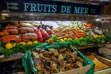Deniz ürünleri Restoran Vitrini Paris, Fransa. Jumbo karides, ıstakoz, yengeç, midye ve sebze