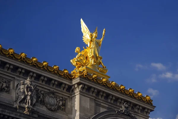 Guldpläterad staty ovanpå den Place de Opera Charles Garniers Opera House Academy of Music i Paris mot den blå himlen — Stockfoto