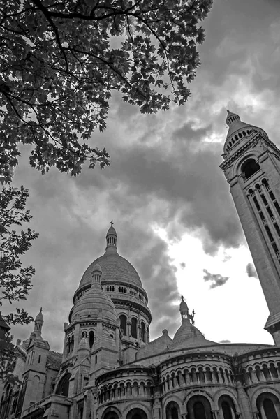 Sacre Coeur i Montmartre; Basilikan på Sacred Heart i Paris; Basilique du Sacr-Coeur de Montmartre. låg vinkel Visa. svart och vit photogroaphy — Stockfoto
