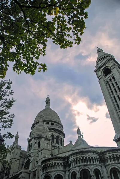 Sacre Coeur i Montmartre; Basilikan på Sacred Heart i Paris; Basilique du Sacr-Coeur de Montmartre. låg vinkel Visa — Stockfoto