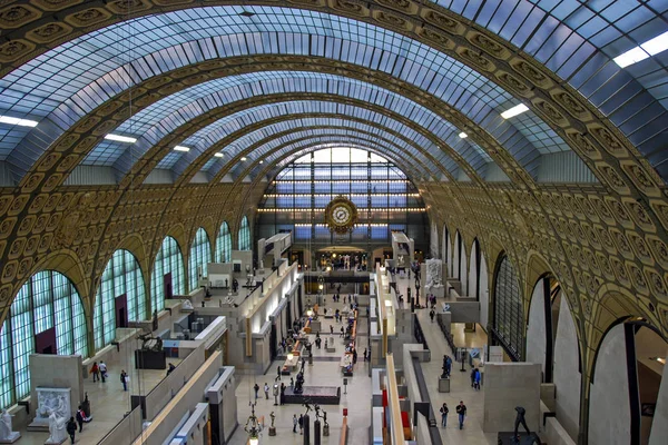 Paris, France - 25 septembre 2008 : Vue du musée d'Orsay, situé dans la gare de Beaux-Arts, vue du dernier étage — Photo