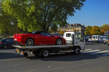 Paris, Fransa - 26 Eylül 2008: Isuzu DKC K35 tarafından taşınan kırmızı Ferrari F430 spider üstü açık araba. Y07 çekici