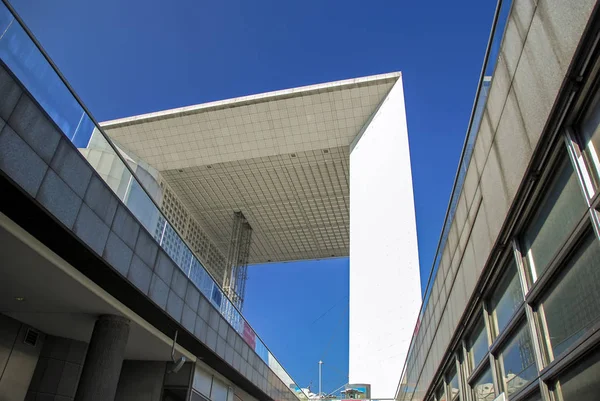 Grande Arch en La Defense contra el cielo azul claro, vista a través de edificios, vista de ángulo bajo — Foto de Stock